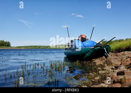 Zattera gonfiabile, equipaggiamento completo e pagaie sul fiume Lainio in Lapponia, in Svezia, nell'agosto 2021. Foto Stock