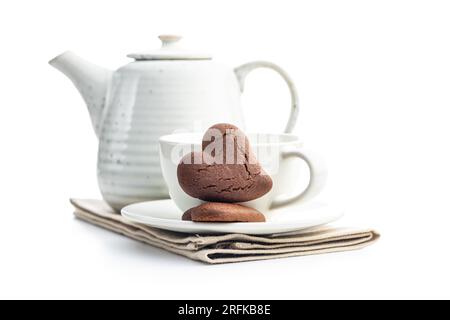 Biscotti a forma di cuore e tazza di caffè isolati sullo sfondo bianco. Foto Stock