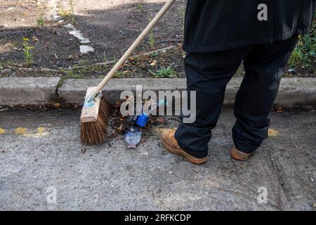 Community Payback Cleaning and Clearing a Harrow Greater London Foto Stock