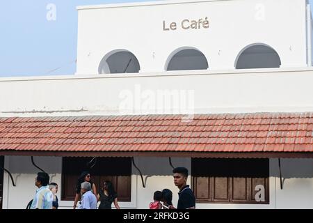 Pondicherry, India - 15 luglio 2023: Caffetteria lungo la Promenade Beach, il famoso tratto di spiaggia nella città di Puducherry, India. Foto Stock