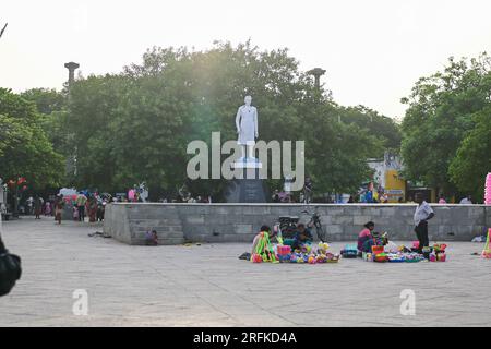 Pondicherry, India - 15 luglio 2023: Statua del Pandit Jawaharlal Nehru sulla spiaggia di pondicherry, il famoso tratto di spiaggia nella città di Puducherry, Foto Stock