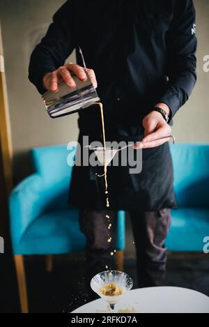 Processo di preparazione della bevanda a base di caffè nel ristorante Foto Stock