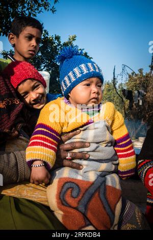 14 ottobre 2022 Uttarakhand, India. Bambini del villaggio dell'India settentrionale in abbigliamento invernale, che abbracciano la loro etnia. Diversità culturale e calore d'inverno Foto Stock