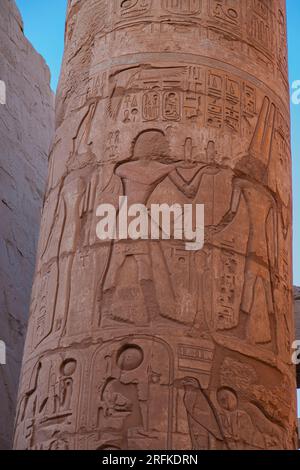 Le colonne di supporto della sala ipostila nel tempio di Karnak. Le colonne sono decorate con sculture di scene di culto. Foto Stock