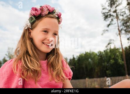 ritratto di una fascia di capelli di midsommar svedese durante una celebrazione di midsommar Foto Stock