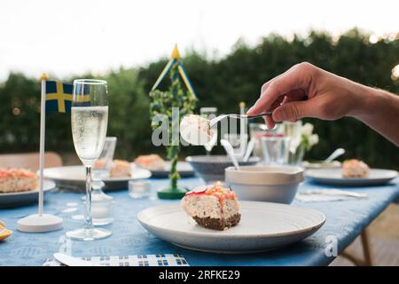 Cibo tradizionale svedese su un tavolo durante la festa di metà estate in Svezia Foto Stock