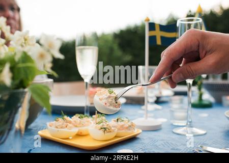 skagenröra svedese a una festa di mezza estate in Svezia Foto Stock