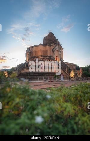 Antica pagoda crollata nel tempio Chedi Luang. Chiangmai, Thailandia. Foto Stock