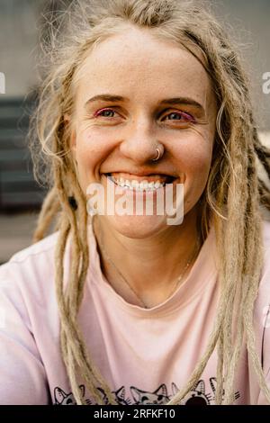 Giovane donna felice con dreadlocks sorridenti, ritratti, primi piani. Foto Stock