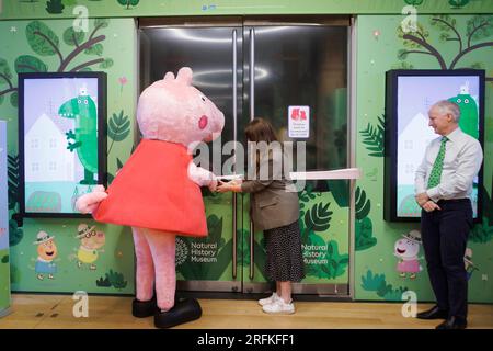 SOLO EDITORIALE Doug Gurr, direttore del National History Museum (a destra) guarda come 'Peppa Pig' apre ufficialmente la Discovery Playroom di Peppa Pig al Museo di storia naturale di Londra. Data immagine: Venerdì 4 agosto 2023. Foto Stock