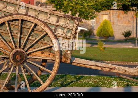 Vecchio carro "castigliano" spagnolo utilizzato per lavori agricoli, in particolare per il trasporto di fieno, paglia, grano, ecc... Foto Stock