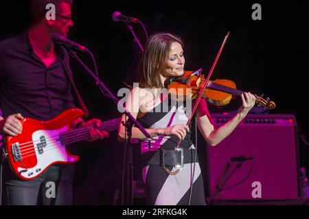 La cantautrice e musicista irlandese Sharon Corr si esibisce dal vivo in concerto, Vector Arena, Auckland, nuova Zelanda Foto Stock