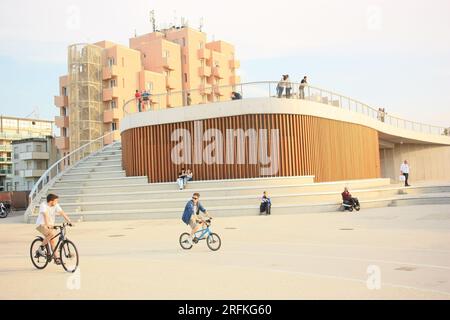 RIMINI, ITALIA - 15 MAGGIO 2022: Vista di Piazza Kennedy a Rimini con i ciclisti Foto Stock