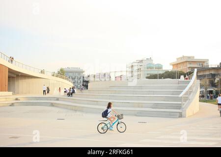 RIMINI, ITALIA - 15 MAGGIO 2022: Vista su Piazza Kennedy di Rimini Foto Stock