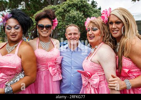 Il primo Ministro della nuova Zelanda John Key con le drag queen ad un evento gay Pride ad Auckland in nuova Zelanda, Foto Stock
