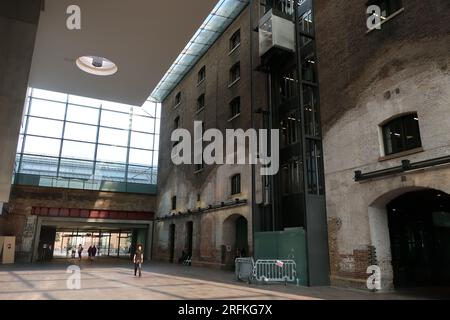 Torreggiante sala d'ingresso nell'edificio granaio restaurato del Central St Martins, un punto focale per i corsi di arte e design presso l'Università delle Arti di Londra. Foto Stock