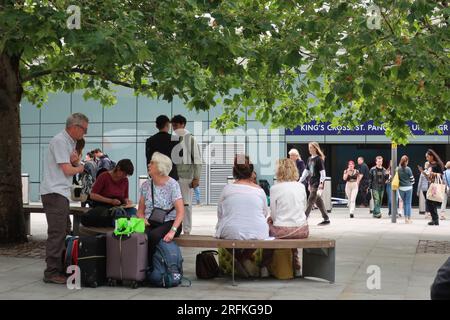 Battle Bridge Place nel cuore di Londra Kings Cross St Pancras: Una piazza pubblica fuori dalla stazione della metropolitana con posti a sedere per passeggeri e turisti. Foto Stock