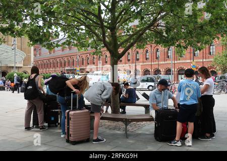 Battle Bridge Place nel cuore di Londra Kings Cross St Pancras: Una piazza pubblica fuori dalla stazione della metropolitana con posti a sedere per passeggeri e turisti. Foto Stock