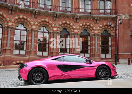 L'auto sportiva rosa McLaren anni '570 è stata parcheggiata fuori dal St Pancras Renaissance Hotel per alcuni anni e simboleggia la clientela dell'hotel. Foto Stock