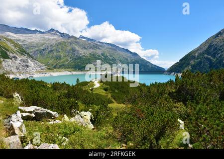 Memoriale ai lavoratori morti della diga di Kölnbrein-Staumauer a Malta Hochalmstraße-Kölnbreinsperre in Carinzia, Austria, con vegetazione alpina di pino mugo Foto Stock