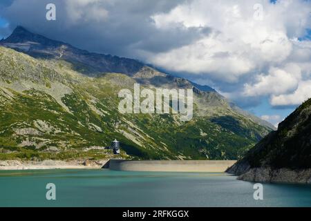 Vista della diga di Kölnbrein-Staumauer e del lago di accumulo di Kölnbreinspeicher a Malta Hochalmstraße-Kölnbreinsperre in Carinzia, Austria e berghotel mal Foto Stock