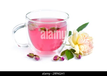 Tazza di tè di rose con boccioli di rosa su sfondo bianco. Messa a fuoco selettiva Foto Stock