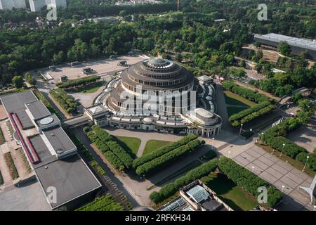 Breslavia, Polonia: Veduta aerea della sala del Centenario (in polacco: Hala Stulecia) costruita secondo i piani dell'architetto Max Berg nel 1913 Foto Stock