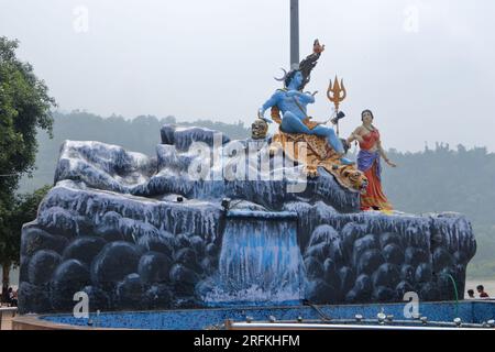 Gigantesca statua di Shiva e Parvati a Triveni Ghat, Rishikesh, con Lord Shiva seduto sul retro di una tigre e della dea Ganga. Foto Stock