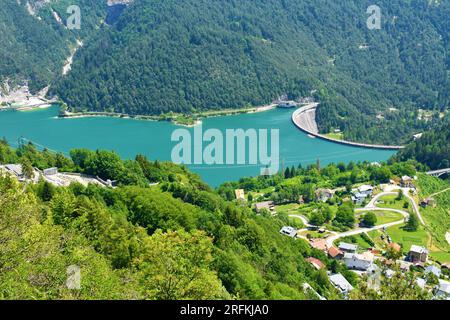 Veduta del Lago di Cadore e della diga di Pieve di Cadore e del paese di Sottocastello in Veneto e della provincia di Belluno in Italia Foto Stock