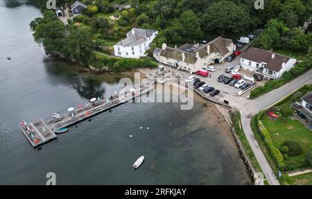 Una vista droni del Pandora Inn, Restronguet Hill, Creek, Falmouth, Cornovaglia. Domenica 30 2023 luglio. Foto Stock