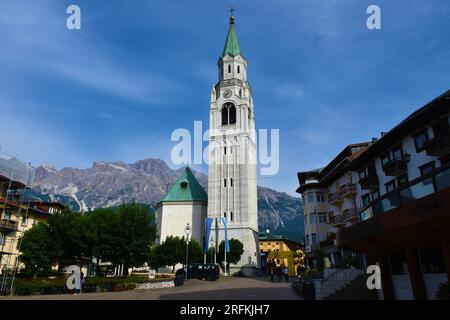 Cortina d ampezzo, Italia - 21 giugno 2022: Veduta della Basilica dei Santi Filippo e Giacomo a Cortina d ampezzo in Veneto e della provincia di Belluno in Ita Foto Stock