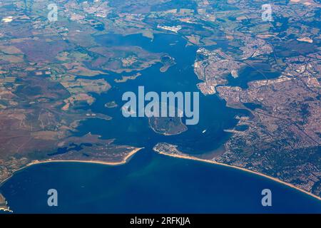 Vista aerea obliqua attraverso la finestra aerea di Brownsea Island, Poole Harbour, Dorset, Inghilterra, Regno Unito Foto Stock