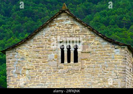 Tripla finestra "keyhole" della chiesa mozarabico-romanica di San Juan de Busa (percorso delle chiese di Serralbo), Pirenei aragonesi, Spagna. Foto Stock