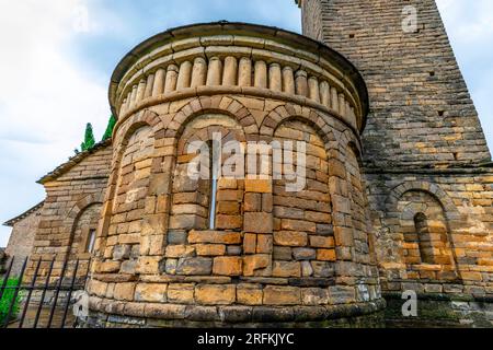 Castello romanico di San Pedro, gioiello di architettura nella Valle glaciale del Serrablo. Villaggio medievale di Larrede, Pirenei aragonesi, Spagna. Foto Stock