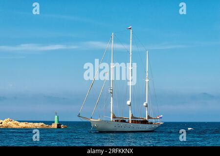Yacht di lusso che entra in un porto nel Mediterraneo in Sardegna Foto Stock