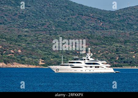 Yacht di lusso ancorato in una baia nel Mar Mediterraneo in Sardegna Foto Stock