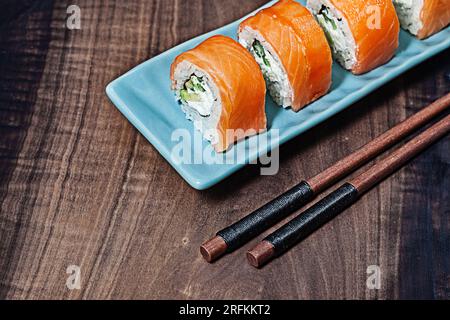Sushi Rolls (Philadelphia) con salmone, formaggio morbido e cetriolo Foto Stock