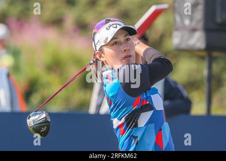 Irvine, Regno Unito. 4 agosto 2023. Il secondo giorno del Trust Golf Women's Scottish Open Golf Tournament presso il Dundonald Links Golf Course, vicino Irvine, Ayrshire, Scozia, Regno Unito, ha visto i 145 concorrenti giocare in condizioni di sole con una brezza moderata. Atthaya Thitikul sul diciottesimo tee. Crediti: Findlay/Alamy Live News Foto Stock