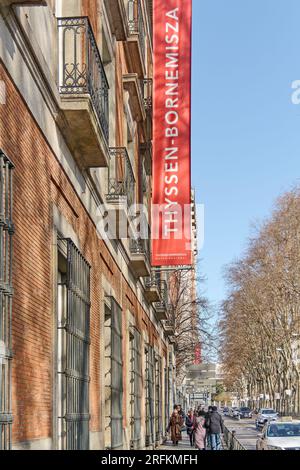 MADRID SPAGNA - 31 luglio 2023: Banner: Del museo Thyssen-Bornemisza e persone che passano per la strada accanto alle auto in una giornata di sole Foto Stock