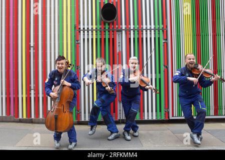 Edimburgo. Scozia, Regno Unito. 4 agosto 2023. Press call: Bowjangles: Dracula in Space, Gilded Balloon Patter Hoose, 2 - 27 agosto, 16:30. Foto: Pako Mera/Alamy Live News Foto Stock