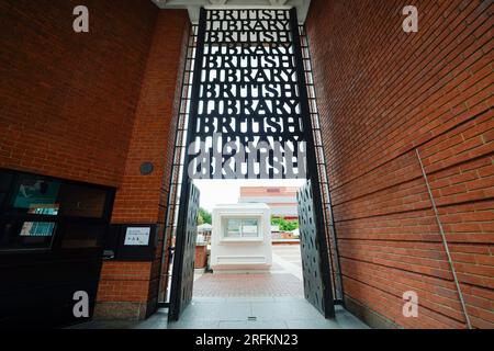 Londra, Inghilterra, Regno Unito - 31 luglio 2022. British Library, l'iconico ingresso decorativo in ferro. Ingresso esterno della British Library di fronte alla strada. Foto Stock