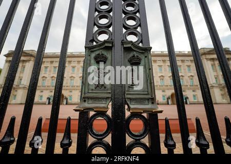 Londra, Inghilterra, Regno Unito - 29 luglio 2022. Primo piano del cancello di Buckingham Palace. Casa della monarchia britannica, residenza reale di re, regine e famiglia. Foto Stock