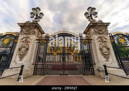 Londra, Inghilterra, Regno Unito - 8 maggio 2023. Buckingham Palace Gate, la residenza reale del monarca, durante la settimana dell'incoronazione di re Carlo III senza persone. Foto Stock