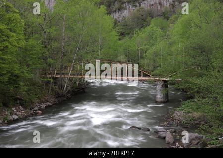 Vecchio ponte ferroviario sul fiume ishikari distretto di Kamikawa, Hokkaidō Giappone Foto Stock