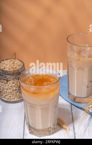 Orzo ghiacciato orzo orzo orzo orzo caffè latte, bevanda alternativa di caffè freddo con ghiaccio tritato e latte non latticini Foto Stock