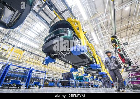 Pechino, Cina. 15 febbraio 2023. Questa foto scattata il 15 febbraio 2023 mostra una fabbrica del produttore cinese di veicoli elettrici li Auto Inc. A Changzhou, nella provincia di Jiangsu, nella Cina orientale. Crediti: Li Bo/Xinhua/Alamy Live News Foto Stock