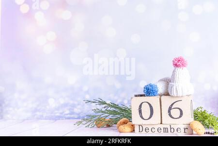 Sinterklaas, San Nicola sfondo giorno. Cappelli invernali per bambini, blocco calendario con data 6 dicembre, pepernoten, caramelle. Saluto natalizio olandese Foto Stock