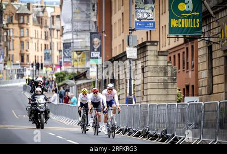 GLASGOW - Mathieu van der Poel durante un allenamento esplorativo per le strade di Glasgow, in preparazione della gara su strada durante i campionati del mondo di ciclismo. La città scozzese sarà teatro di un campionato del mondo con diverse discipline ciclistiche dal 3 al 13 agosto. ANP ROBIN VAN LONKHUIJSEN paesi bassi Out - belgio Out Foto Stock