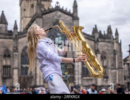 Edimburgo, Regno Unito. 4 agosto 2023 nella foto: La sassofonista baritono, Louisa Roberts, che si esibisce nello spettacolo Picture of Dorian Gray presentato dal Macready Young Actors' Company Theatre, apre il primo giorno del festival con un'esplosione dal suo corno. Crediti: Rich Dyson/Alamy Live News Foto Stock