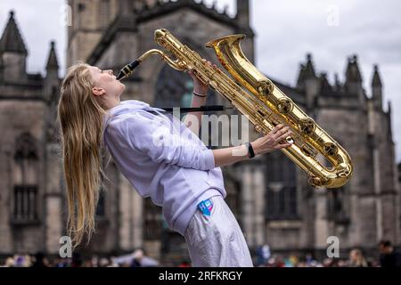 Edimburgo, Regno Unito. 4 agosto 2023 nella foto: La sassofonista baritono, Louisa Roberts, che si esibisce nello spettacolo Picture of Dorian Gray presentato dal Macready Young Actors' Company Theatre, apre il primo giorno del festival con un'esplosione dal suo corno. Crediti: Rich Dyson/Alamy Live News Foto Stock